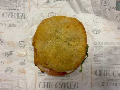 Infine c�� il medaglione, ideato proprio da Fraddosio. �Eravamo alla fine degli anni 80 � ricorda il ristoratore -. All�epoca molti pizzaioli usavano friggere i panetti di pizza non utilizzati. Ma io pensai di riutilizzarli mettendoli nel forno, non prima di aver cosparso l�impasto di olio e formaggio�
